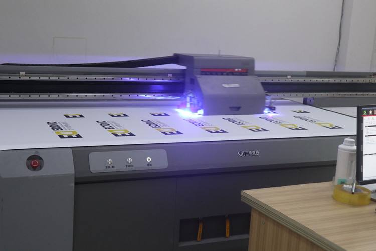 重慶標(biāo)識(shí) uv打印技術(shù)發(fā)展未來(lái)有哪些特征？